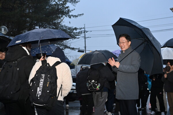 16일 임종식 경북교육감이 성희여자고등학교에서 수능을 마치고 나오는 수험생을 격려하고 있다. 사진/경북교육청