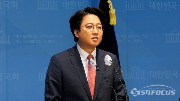 이준석 전 국민의힘 대표가 지난 10월 16일 오전 서울 여의도 국회 소통관에서 '윤석열 대통령의 결단'을 촉구하는 기자회견을 하고 있는 모습. 사진 / 이 훈 기자