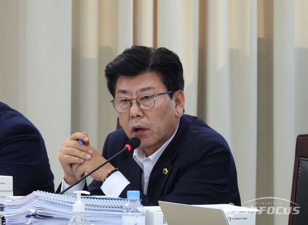 20일 정한석 위원이 경북교육청 행정 사무감사에서 ‘자살예방 및 생명존중문화 조성’을 위해 적정 인력이 배치돼야 한다고 지적하고 있다. 사진/김영삼 기자