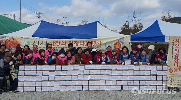 구미로컬푸드협동조합 회원들이 구미시 고아읍 원호리 ‘싱싱 장터’에서 연말 이웃과 함께하는 ‘사랑의 김장 나눔’ 행사를 열고 있다. 사진/김중천 기자