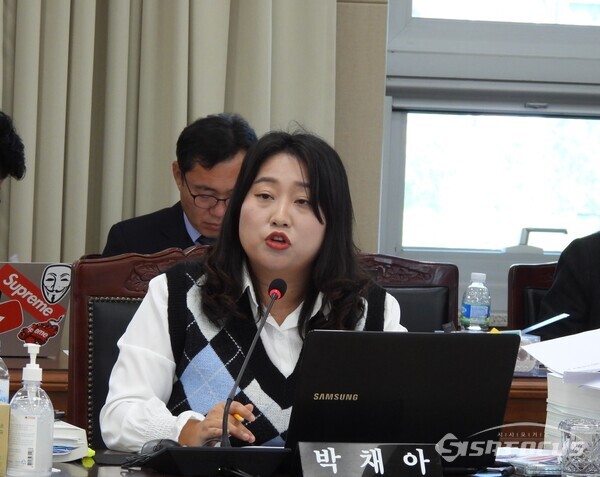 20일 박채아 위원이 경북교육청 행정사무감사에서 일반고 학생들의 주거지 인근 학교에 배정받지 못한 부분에 대해 세심한 관심을 당부하고 있다. 사진/김영삼 기자