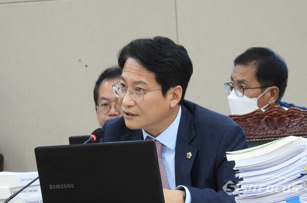 20일 배진석 위원이 경북교육청 행정사무감사에서  “평생교육 관련 지자체와의 협업 등 교육청의 역할을 해야 한다”고 강조하고 있다.사진/김영삼 기자