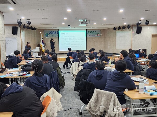 청도군 청도신화랑풍류마을에서 관내 고등학생 80여 명이 기후변화를 소주제로 한 ‘2023 글로벌 새마을 리더 양성 캠프’에서 발표 하는 모습.사진/청도군