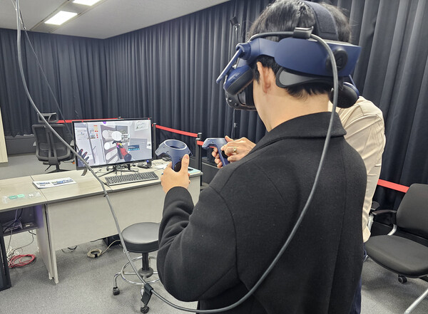 시연회 참석자가 21일 오후 코레일 대전사옥에서 신규도입 철도차량의 내부를 VR로 체험하고 있다. ⓒ코레일