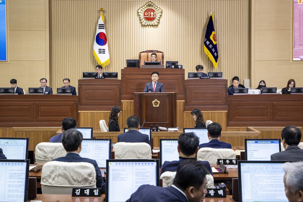 21일 이철우 경북도지사가 경북도의회 본회의장에서 내년도 예산안에 대한 시정연설을 하고 있다. 사진/경북도