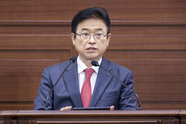 21일 이철우 경북도지사가 경북도의회 본회의장에서 내년도 예산안에 대한 시정연설을 하고 있다. 사진/경북도