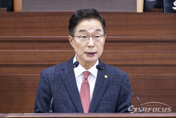 21 임종식 경북교육감이 경북도의회 본회의장에서 내년도 예산안에 대한 시정연설을 하고 있다.사진/경북교육청