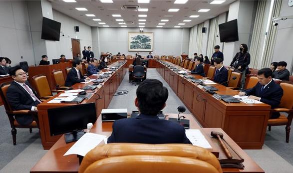 21일 서울 여의도 국회에서 열린 정치개혁특별위원회 법안심사제2소위원회에서 김상훈 소위원장(국민의힘 소속)이 회의를 주재하고 있다. 사진 / ⓒ뉴시스