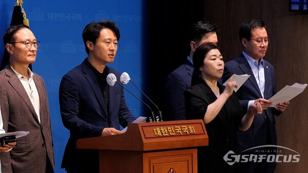 더불어민주당 이탄희 의원이 14일 오전 서울 여의도 국회 소통관에서 국회의원 선거제 개혁 관련 기자회견에서 발언하고 있다. 사진 / 이 훈 기자