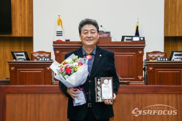 2023 경상북도 의정봉사대상을 수상한 이동협 부의장 모습. 사진/경주시의회