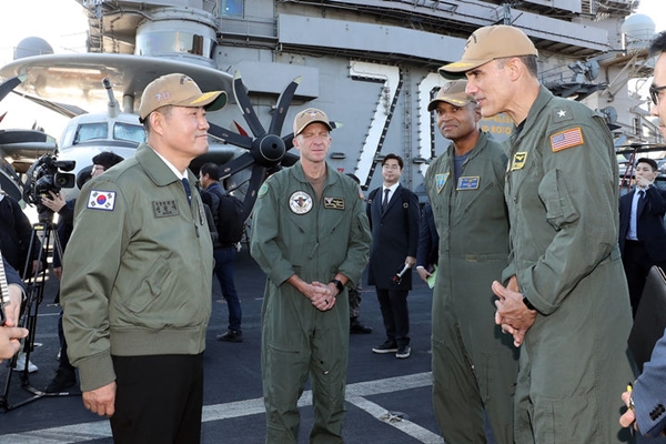 신원식 국방부장관이 22일 해군 부산작전기지에 입항한 미국 제1항모강습단의 칼빈슨함을 방문하여 제1항모강습단장 카를로스 사르디엘로 준장과 대화를 나누고 있다. ⓒ국방부