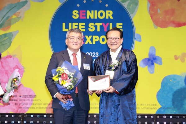 23일 김학동 예천군수가 ‘제3회 대한노인회 노인복지대상’ 시상식에서 기초단체부문 대상을 수상하고 있다. 사진/예천군