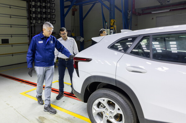 GM 한국사업장 헥터 비자레알 사장(왼쪽)과 품질부문 아달베르토 토레알바 부사장(중앙)이 차량의 품질을 점검하고 있는 모습 / ⓒGM 한국사업장