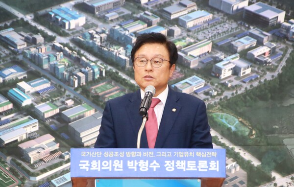 24일 박형수 국회의원이 영주첨단베어링국가산업단지 성공전략 정책토론회에서 개회사를 하고 있다. 사진/ 박형수국회의원실