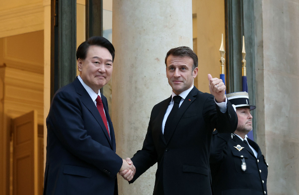 11월 24일 엘리제 궁에서 정상회담을 가진 윤석열 대통령과 마크롱 프랑스 대통령(사진/대통령실제공)