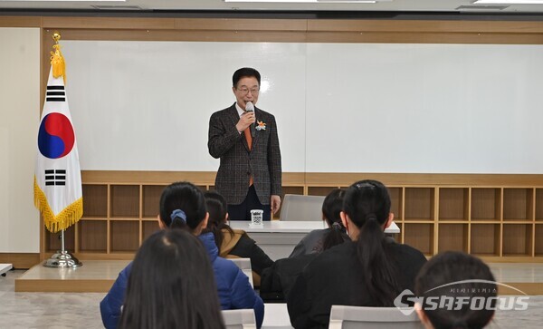  25일 임종식 교육감이 경북교육청 발명체험교육관에서 일본 동경한국학교 초등부 학생들을 환영하고 있다. 사진/엄지원 기자