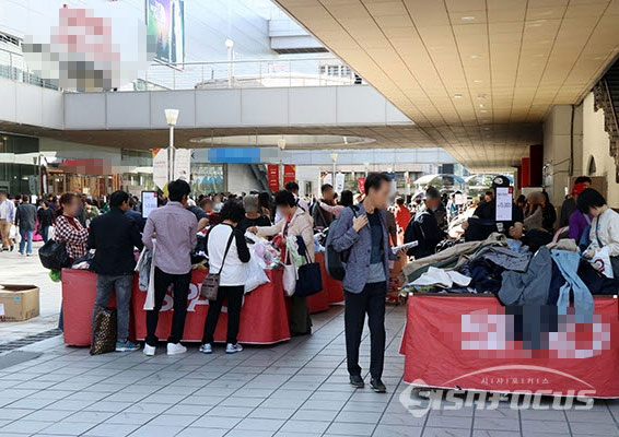 2018.9.30 코리아세일페스타가 열리는 롯데마트 서울역점에서 시민들이 쇼핑하고 있다. [사진 / 오훈 기자]