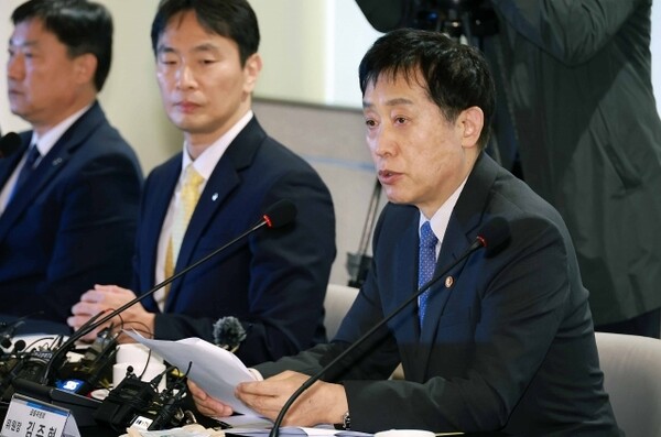 김주현 금융위원장이 은행연합회관에서 열린 17개 은행장들과의 간담회에서 모두 발언을 하고 있다. ⓒ금융위원회