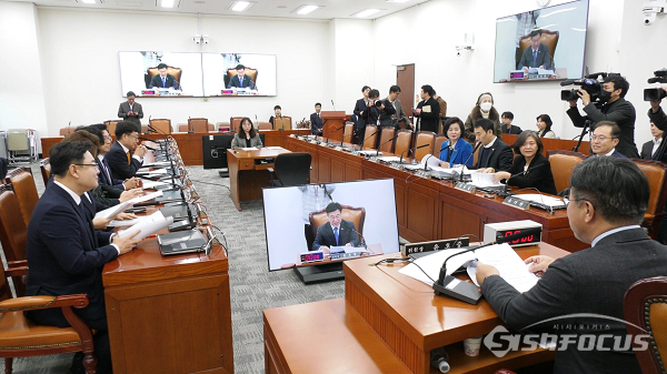 인사청문특위 윤호중 위원장을 비롯 여·야 관계자 위원들이 28일 오전 서울 여의도 국회에서 열린 헌법재판소장 이종석 후보자 임명동의에 관한 인사청문특별위원회 전체회의를 하고 있다. 사진 / 김경민 기자