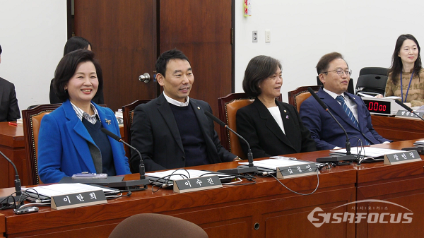 28일 오전 서울 여의도 국회에서 열린 헌법재판소장 이종석 후보자 임명동의에 관한 인사청문특별위원회 전체회의에 참석한 더불어민주당(왼쪽부터) 이수진, 김용민, 강민정, 송기현 의원들이 참석해 있다. 사진 / 김경민 기자