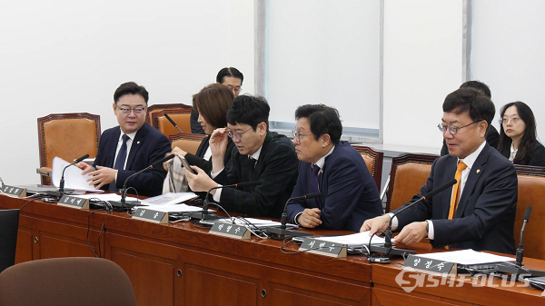 28일 오전 서울 여의도 국회에서 열린 헌법재판소장 이종석 후보자 임명동의에 관한 인사청문특별위원회 전체회의에 국민의힘(왼쪽부터)김성원, 김미애, 김웅, 박형수, 서범수 의원들이 참석해 자리하고 있다. 사진 / 김경민 기자