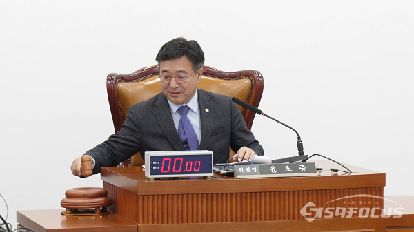 인사청문특위 윤호중 위원장이 28일 오전 서울 여의도 국회에서 열린 헌법재판소장 이종석 후보자 임명동의에 관한 인사청문특별위원회 전체회의에서 의사봉을 두드리고 있다. 사진 / 김경민 기자