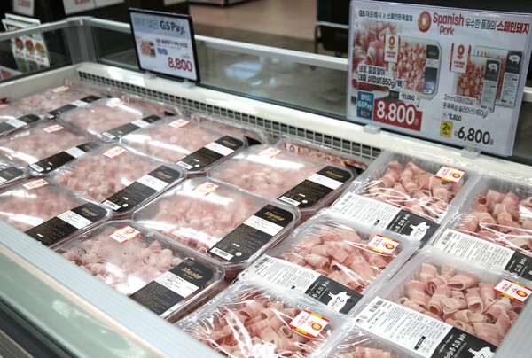GS더프레시가 스페인 돼지고기를 수입해 고물가 부담 저감 프로모션을 진행한다.ⓒGS리테일
