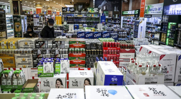 서울시내 대형마트를 찾은 시민들이 소주, 맥주 제품 / ⓒ뉴시스DB