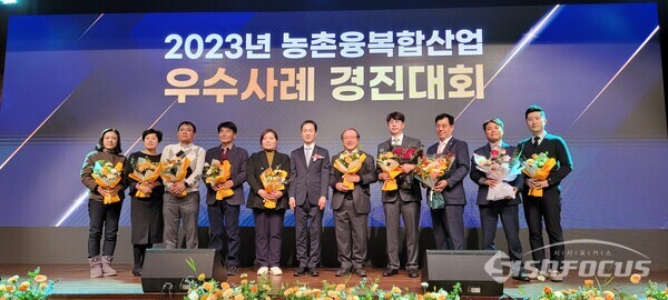 해남고구마식품(주)이 농림축산식품부 장산상을 수상했다.(사진 왼쪽 세번째 김남욱 대표) 사진/해남군청 제공