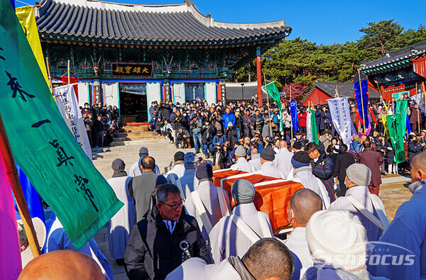 지난 3일 자승 스님 운구행렬이 대웅보전 앞에서 부처님께  마지막 인사 올리고 있다. 사진.유우상 기자
