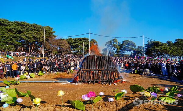 지난 3일 불도와 시민들의 애도 속에 자승 스님의 다비식은 빨간 불꽃으로  타 오르고 있다. 사진/유우상 기자