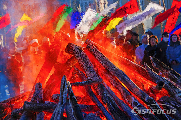 지난 3일 불도와 시민들의 애도 속에 자승 스님의 다비식은 빨간 불꽃으로  타 오르며 극락정토를 향하고 있다. 사진/유우상 기자