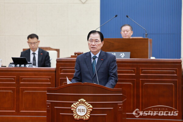 신우철 완도군수가 제316회 완도군의회 정례회에서 시정 연설을 통해 내년도 군정 운영 방향을 밝혔다. 사지/완도군청 제공