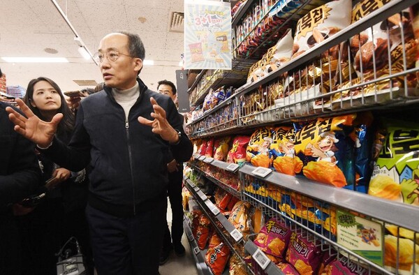 지난 14일 주요 먹거리 가격 안정 관련 현장방문한 추경호 경제부총리 ⓒ기재부