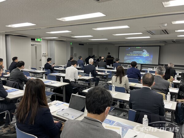 일본 간사이지역 바이오메디컬 산업 대상 투자유치설명회에서 전략적 투자유치를 위한 설명을 하고 있는 간사이 지역 대표.사진/대경경자청