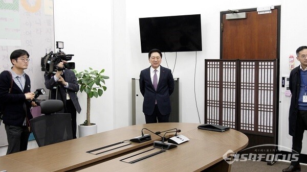 국민의힘 김기현 대표가 6일 오후 서울 여의도 국회에서 인요한 혁신위원장을 기다리고 있다. 사진 / 이 훈 기자