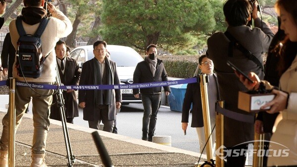 더불어민주당 '2021년 전당대회 동봉투 살포 의혹'을 받는 송영길 전 더불어민주당 대표가 8일 오전 서울 서초구 서울중앙지검으로 출석하고 있다. 사진 / 이 훈 기자