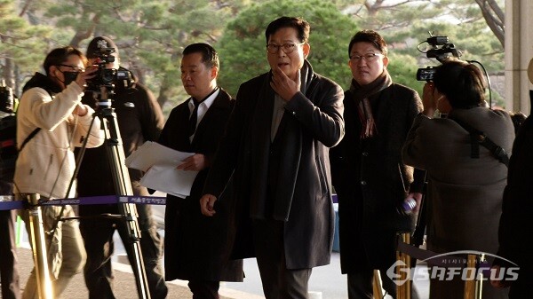 더불어민주당 '2021년 전당대회 동봉투 살포 의혹'을 받는 송영길 전 더불어민주당 대표가 8일 오전 서울 서초구 서울중앙지검으로 출석하고 있다. 사진 / 이 훈 기자