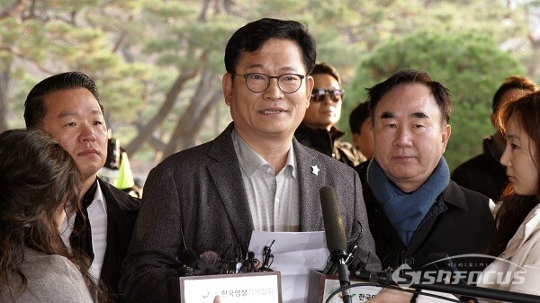 더불어민주당 '2021년 전당대회 동봉투 살포 의혹'을 받는 송영길 전 더불어민주당 대표가 8일 오전 서울 서초구 서울중앙지검으로 출석해 입장문을 발표하고 있다. 사진 / 이 훈 기자