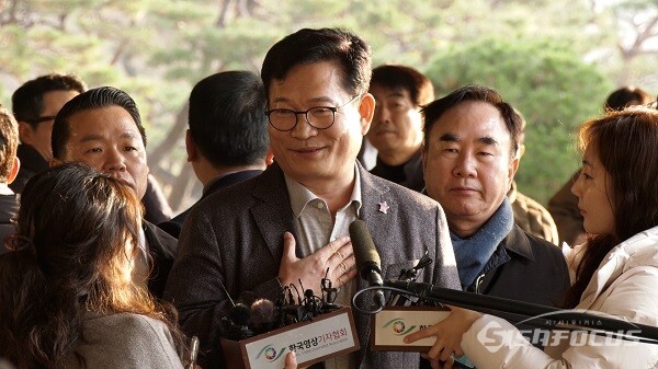 더불어민주당 '2021년 전당대회 동봉투 살포 의혹'을 받는 송영길 전 더불어민주당 대표가 8일 오전 서울 서초구 서울중앙지검으로 출석해 취재진의 질문에 답하고 있다. 사진 / 이 훈 기자