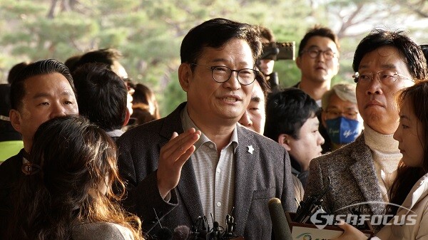 더불어민주당 '2021년 전당대회 동봉투 살포 의혹'을 받는 송영길 전 더불어민주당 대표가 8일 오전 서울 서초구 서울중앙지검으로 출석해 취재진의 질문에 답하고 있다. 사진 / 이 훈 기자