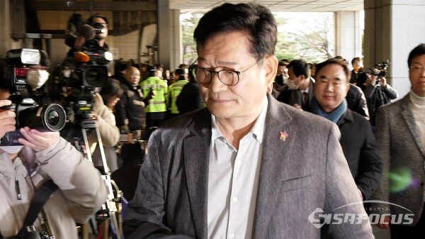 더불어민주당 '2021년 전당대회 동봉투 살포 의혹'을 받는 송영길 전 더불어민주당 대표가 8일 오전 서울 서초구 서울중앙지검으로 출석하고 있다. 사진 / 이 훈 기자