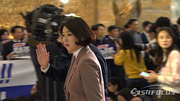 국민의힘 배현진 의원이 8일 오후 서울 여의도 국회 본회의장 앞에서 더불어민주당 의원들이 피켓팅하는 앞을 지나고 있다. 사진 / 김경민 기자