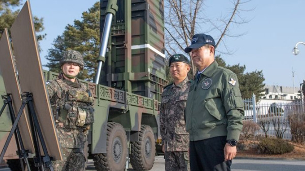 신원식 국방부장관(오른쪽)이 한국형 3축체계의 핵심부대인 육군 미사일전략사령부를 방문해 부대 관계관으로부터 미사일 장비에 대한 보고를 받고 있다 / ⓒ국방부=뉴시스