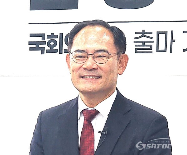 12일 임종득 예비후보가 경북 영주시 자신의 예비후보 사무실에서 기자회견을 갖고 2024년 4월 실시되는 제22대 국회의원 출마를 공식 선언하고 있다. 사진/김영삼 기자