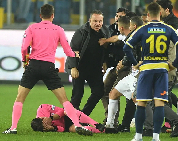 튀르키예 프로축구, 구단 회장이 판정 불만으로 주심을 폭행 / 사진: ⓒ로이터 통신