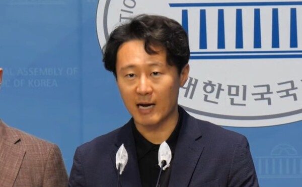 더불어민주당 이탄희 의원이 14일 서울 여의도 국회소통관에서 선거제도 개혁과 관련해 기자회견을 하고 있다. 사진 / 시사포커스TV