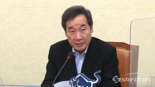 더불어민주당 이낙연 대표가 9일 오후 서울 여의도 국회(본관 206호)에서  당대표 퇴임 기자회견을 하고 있다.