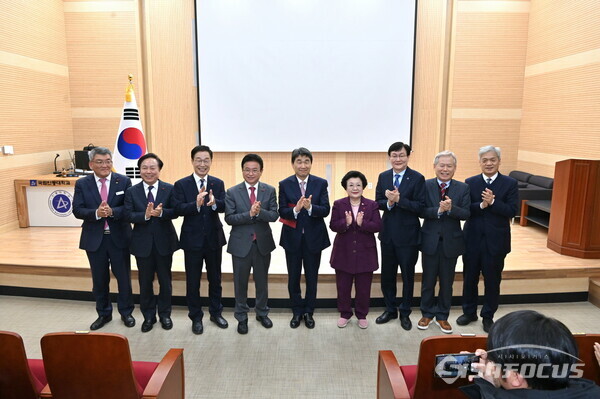 14일 (왼쪽부터) 김학동 예천군수, 권기창 안동시장, 임종식 경북교육감, 이철우 경북도지사, 이주호 부총리 겸 교육부장관이 찾아가는 교육발전특구 경북 설명회에 참석하고 있다.사진/김영삼 기자