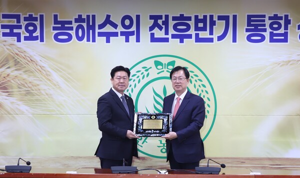 이만희 국회의원(우측)이 한국후계농업경영인중앙연합회로부터 ‘국회 의정활동 대상’을 2회 연속 수상하고 있다. 사진/이만희의원실